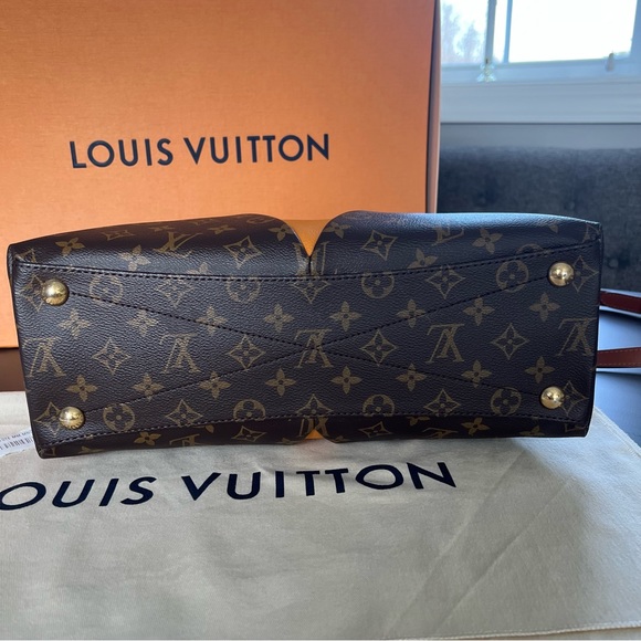 Louis Vuitton V Tote Monogram Canvas and Saffron Leather MM - Picture 8 of 16